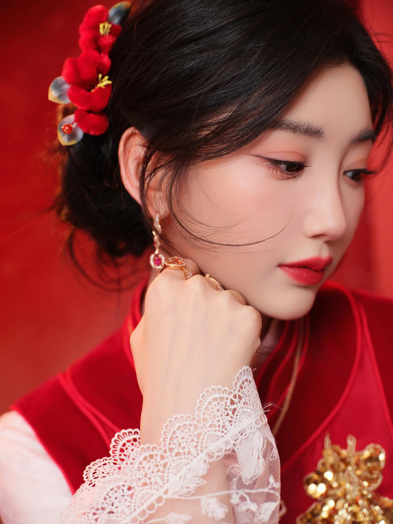 优雅与性感，你会怎么选成熟美人新年穿搭写真