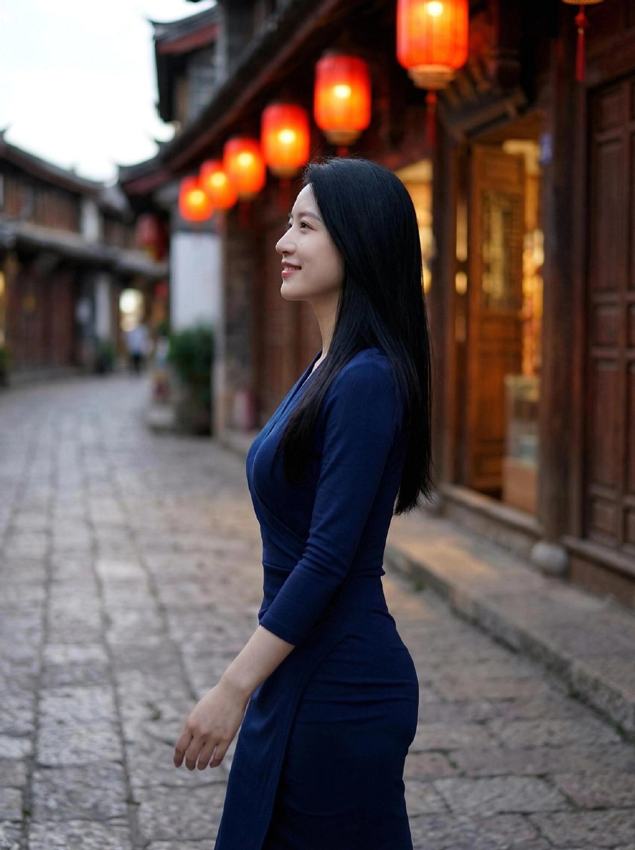 漫步古街，红灯笼映笑颜，优雅蓝裙，岁月静好。
