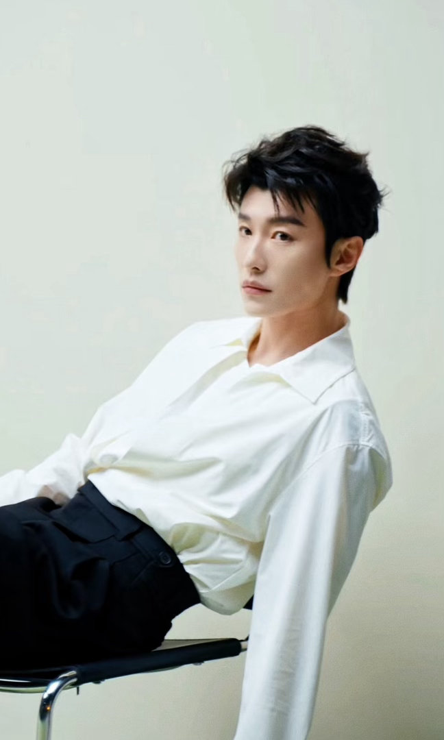 代旭不然给胸肌上个保险吧代旭胸肌 谁懂啊！代旭综艺名场面直接封神，被尹子维捏胸肌