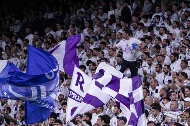 哇！皇马球迷对老佛爷和球队太伤心失望了吧！
          马德里出现多条反