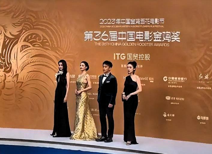 我的天！一个明艳火辣，一个仙气飘飘！

两大美女同框，这谁能顶得住啊😍

左边