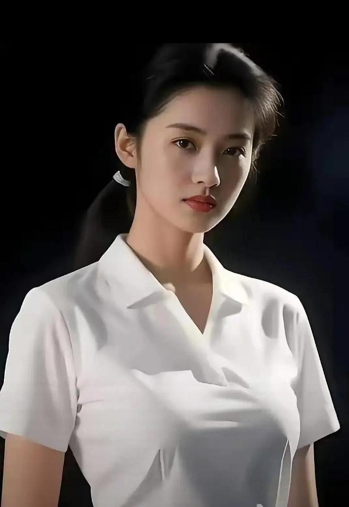她比年轻时的倪萍秀气，比董卿端庄清丽，比周涛素雅清爽。面容清秀舒展，高鼻秀气，唇