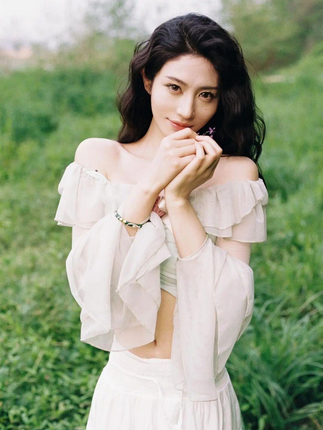 温柔少女在绿意盎然中绽放，清新自然，美不胜收！🌿💐哪个女神是你的最爱 谁是你
