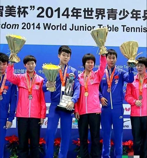 这张照片是2014年世界青少年乒乓球锦标赛的混双项目颁奖现场：

我只认出了冠军