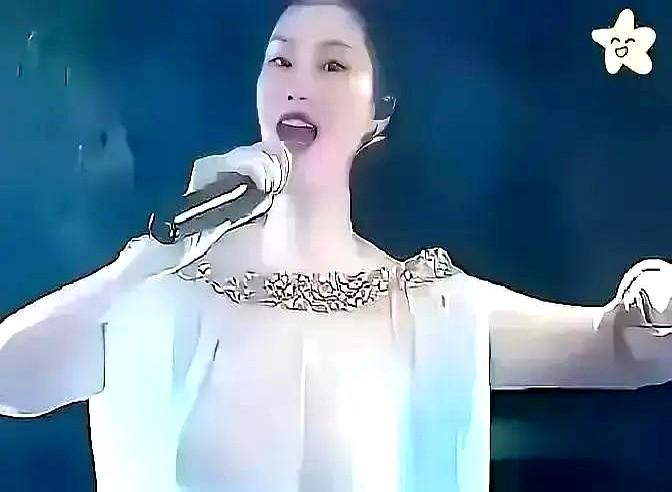 孙千红毯穿搭惹争议，这事儿的后续有点东西。

就因为那件高开叉深V礼服，网上直接