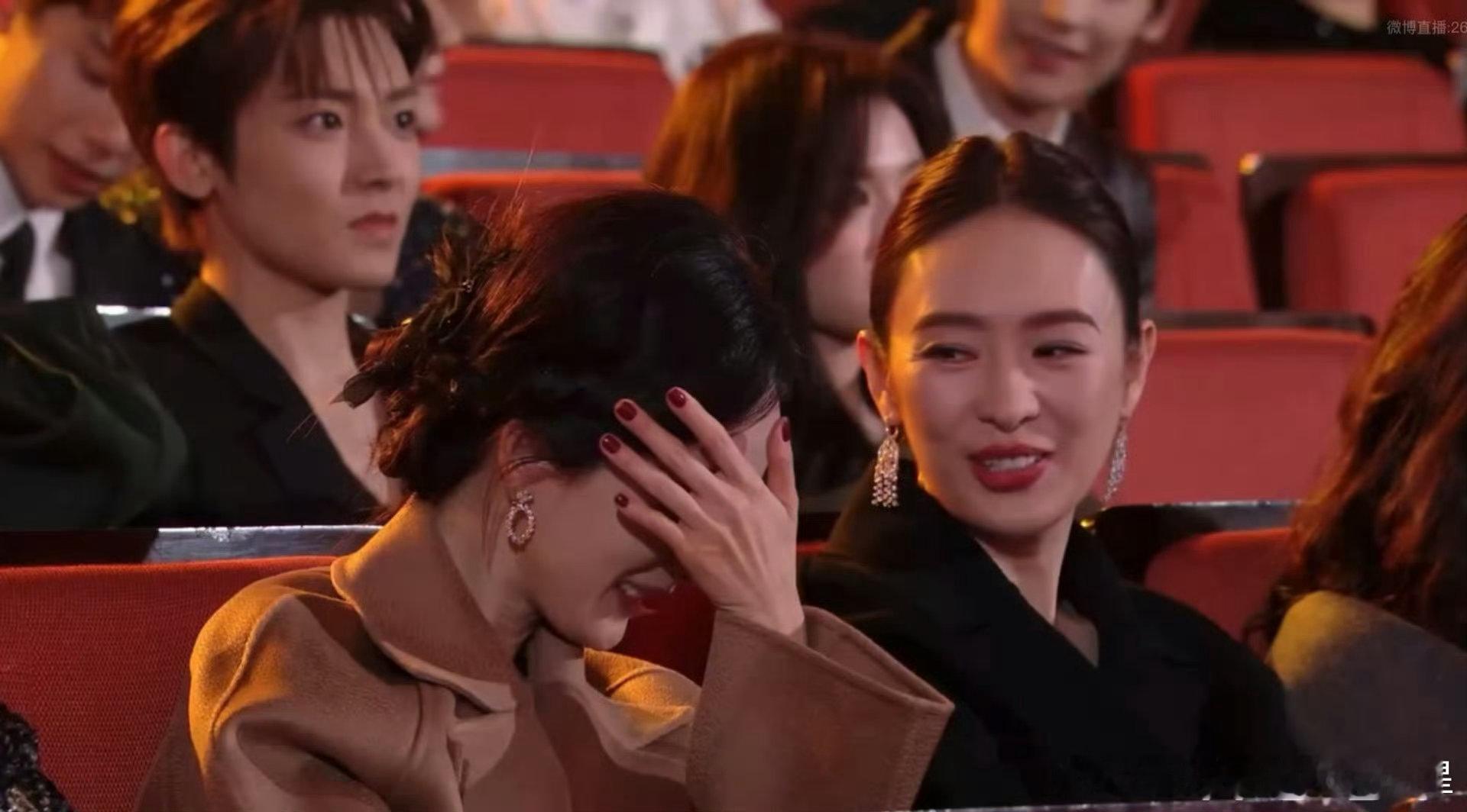 杨幂看到柯淳余茵演短剧反应柯淳以“短剧演员代表”身份亮相2025微博视界大会红毯