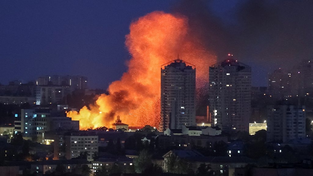 俄罗斯军方28日对乌克兰多地进行大规模空袭，据称出动了近600架无人机及40余枚