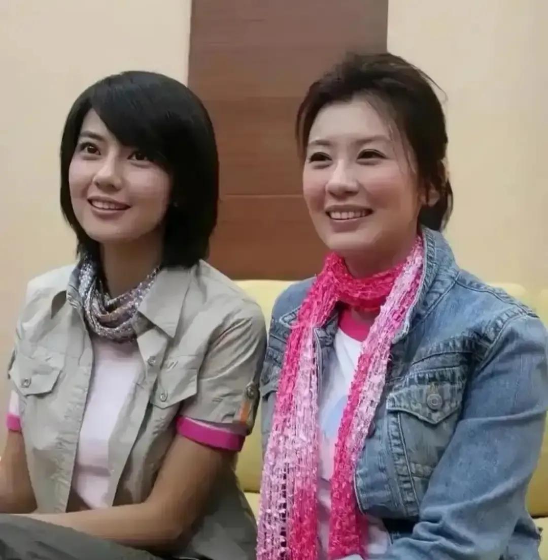 贾静雯高圆圆二十年前那张后台合照又被翻出来。
我盯着看了十秒，满脑子都是赵敏拽着