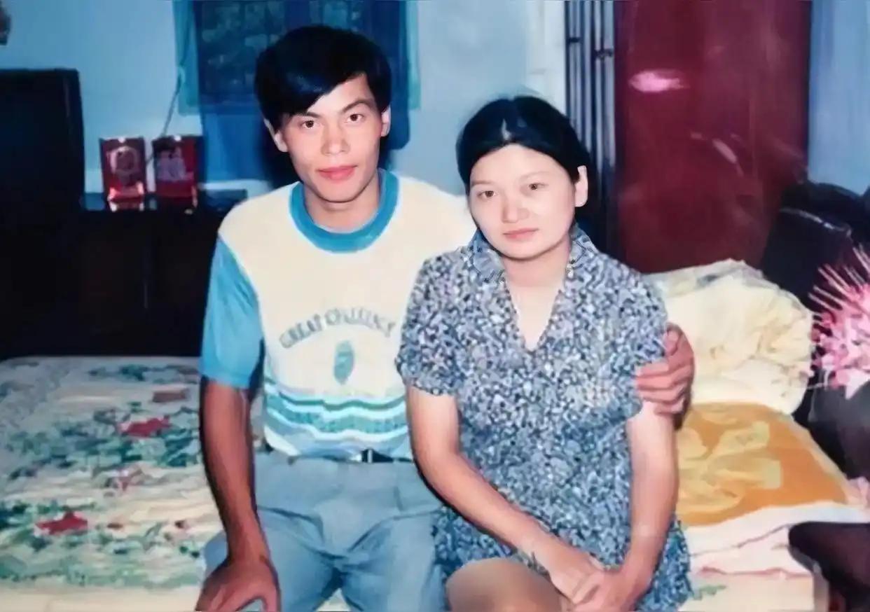 湖北仙桃有一位小伙，结婚十年始终闭门不出，全家吃喝都靠妻子一人养活。四肢健全、体