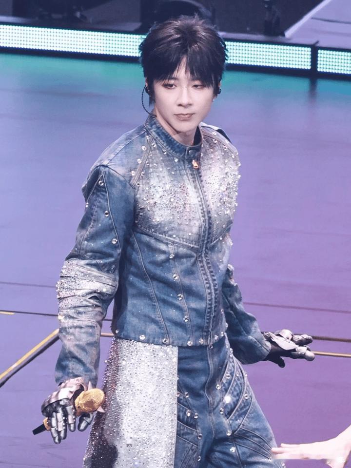 刘宇宁扭一下叫一下 舞台上的刘宇宁魅力无限，他每扭动一下，台下观众的尖叫声便响彻