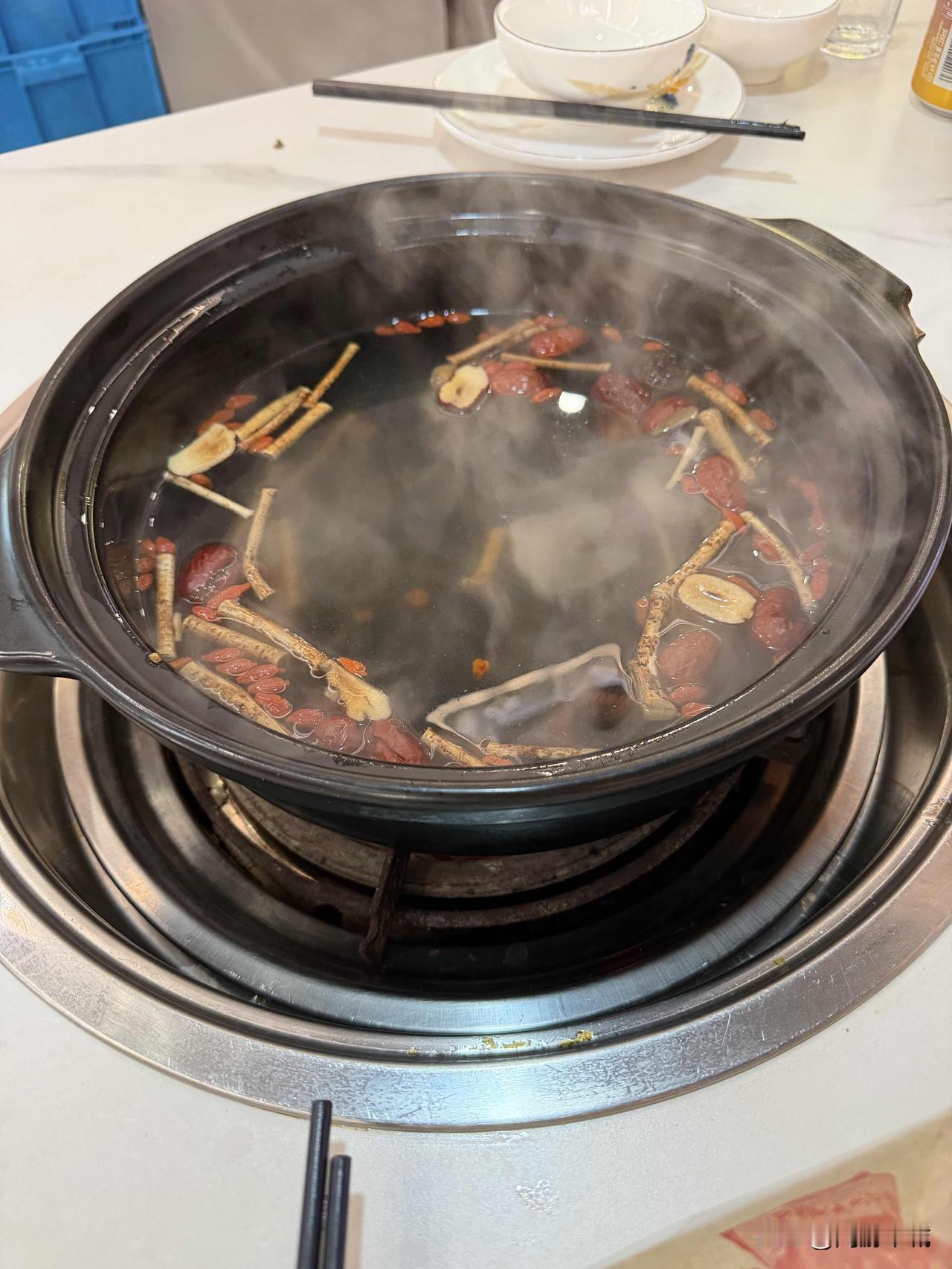 上了一天班，以前的同事约了吃鸡煲，虽然一直喊着广佛同城，但是真的跑过去吃个鸡煲，