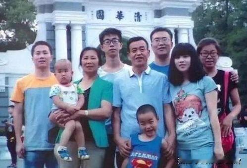 你们兄弟姐妹之间聚会多吗?
我们聚得不算多。姊妹几个散在各处，各有各的日子要忙—