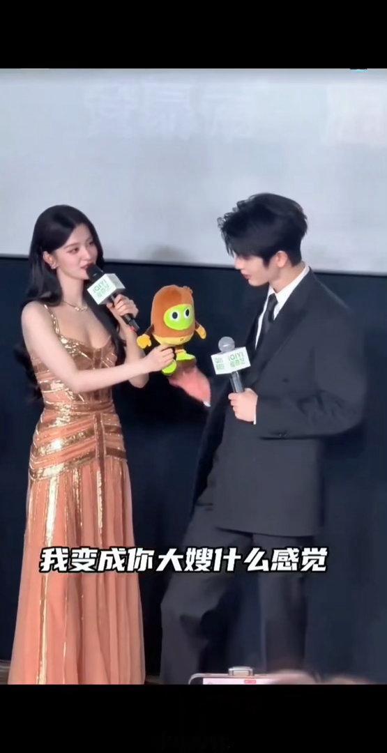 鹤秋看张凌赫王楚然的表情随性自在的片场时刻，两人嬉笑打闹，一旁观望的人神态松弛又