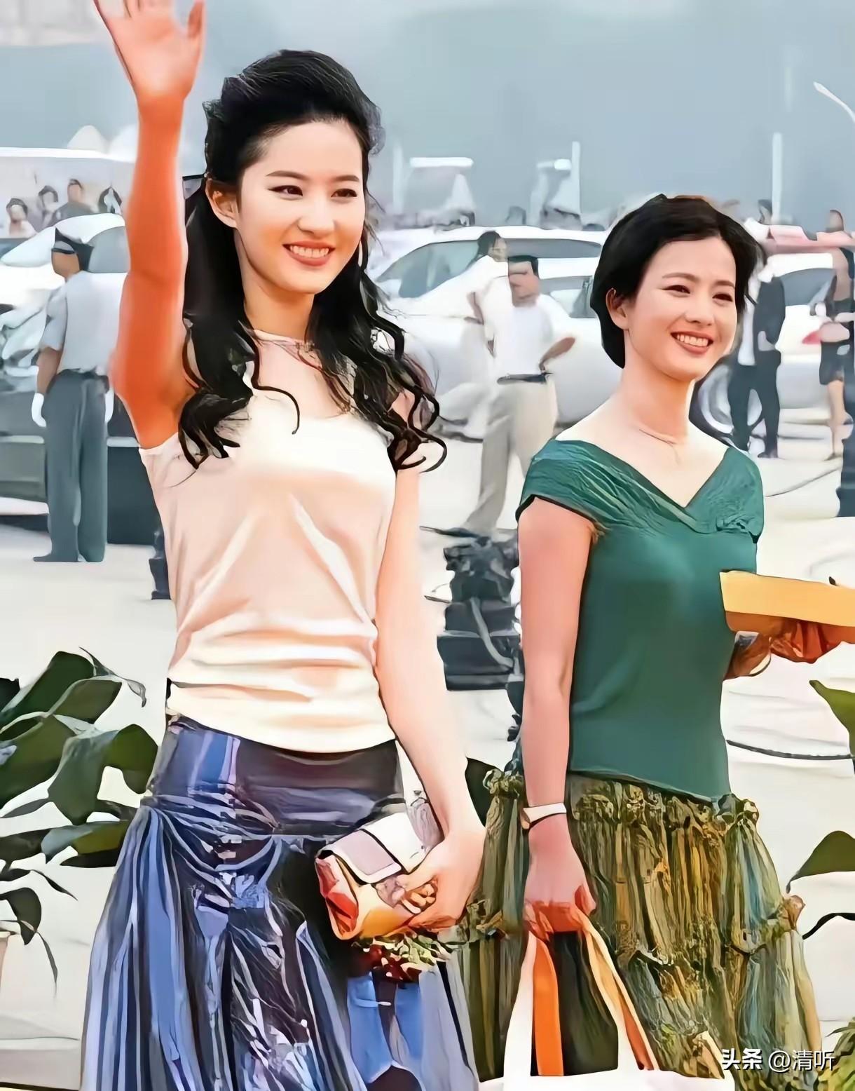 这张照片上，刘亦菲与她的母亲，究竟谁更美一些？

说实话，两人都是顶尖的美人，母