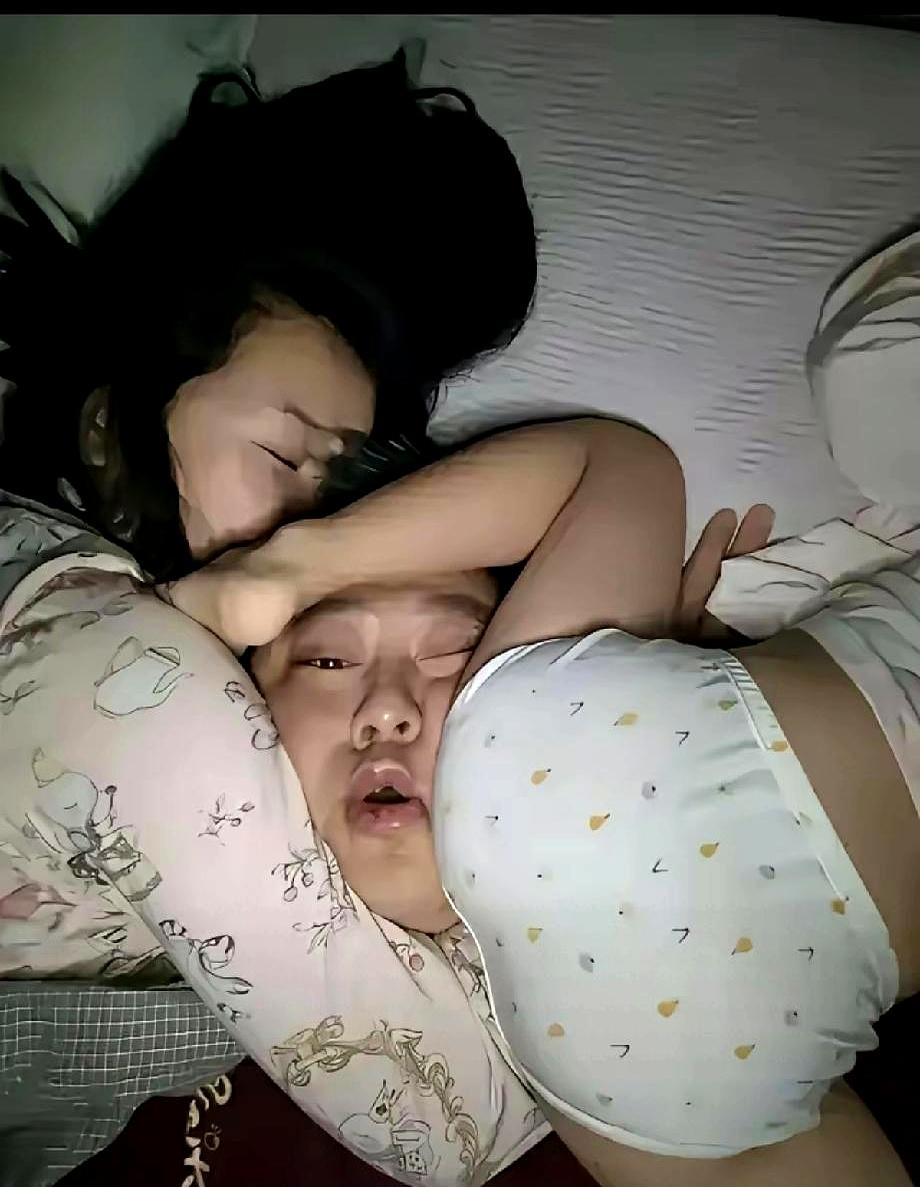 中年男人的崩溃，有时候真就藏在这些鸡毛蒜皮里。
白天在公司当牛做马，晚上回家想清