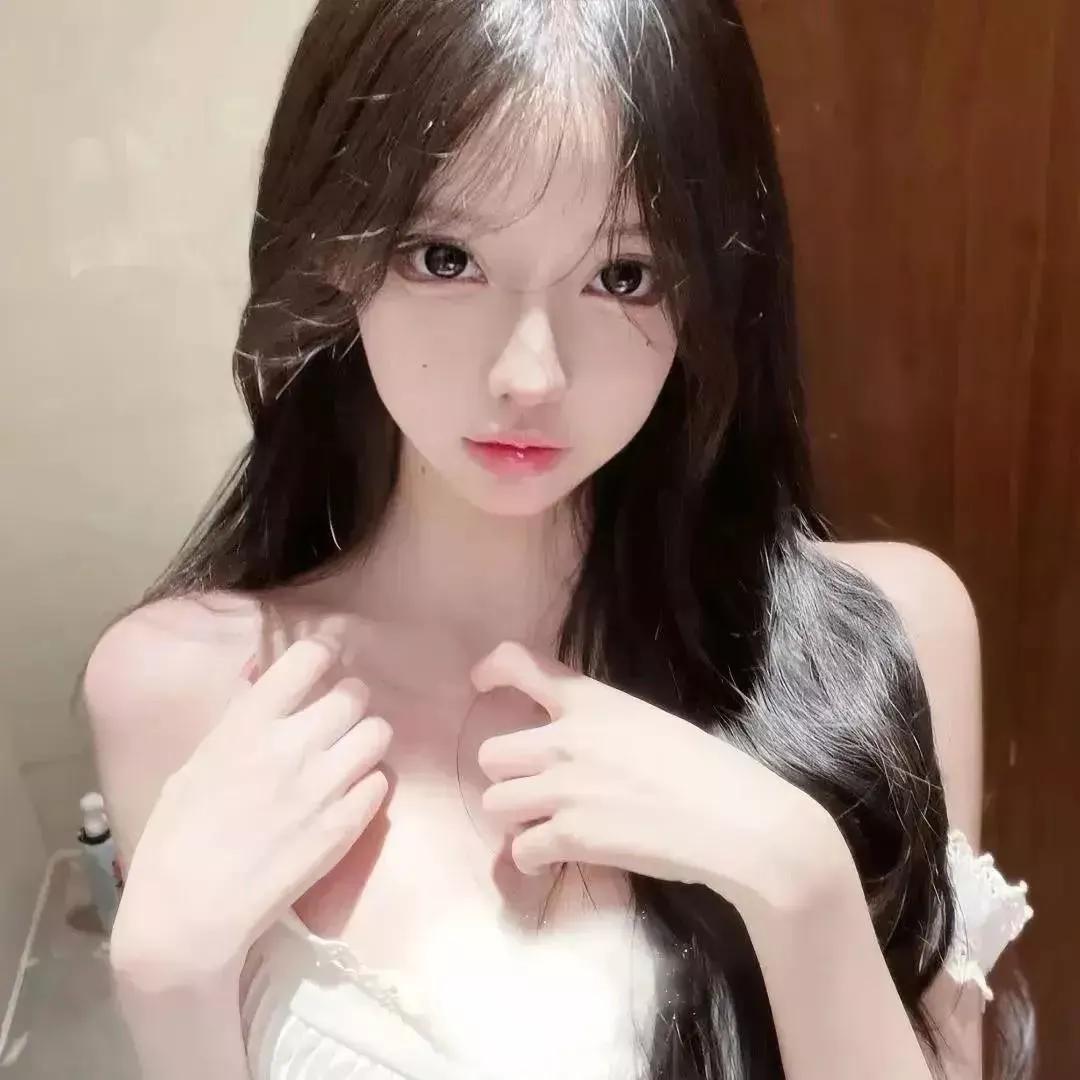 温柔甜美的少女，轻轻拉扯衣领，眼神迷人，氛围浪漫。温柔美少女 温柔气质少女风 温