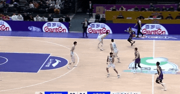 这球曾凡博体现出了他的身体天赋，希望能一直保持这样的表现。
#中国男篮# #CB