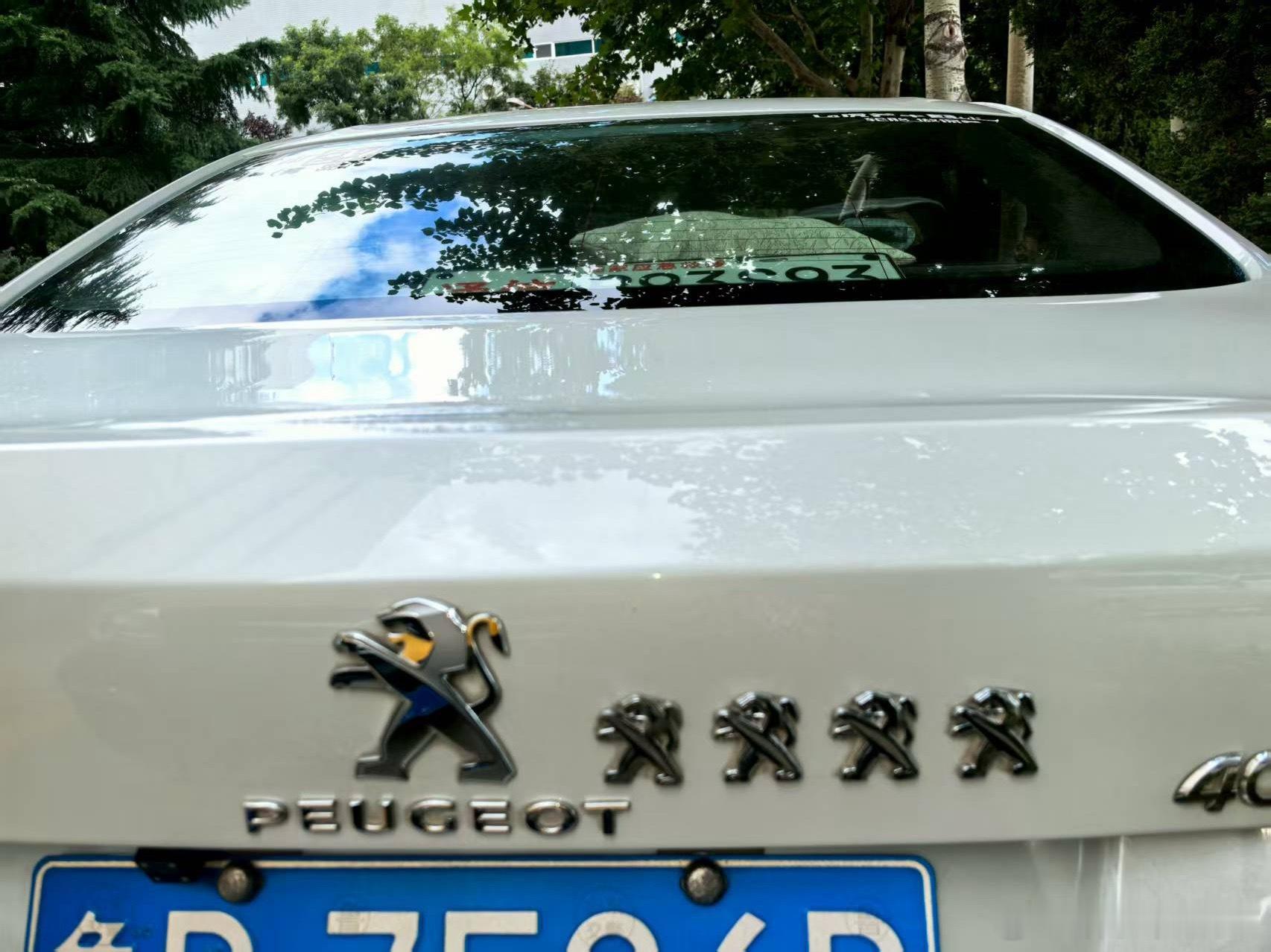 早上在路上拍到个东风标致车主自己贴的有意思的车标[偷笑] ​​​