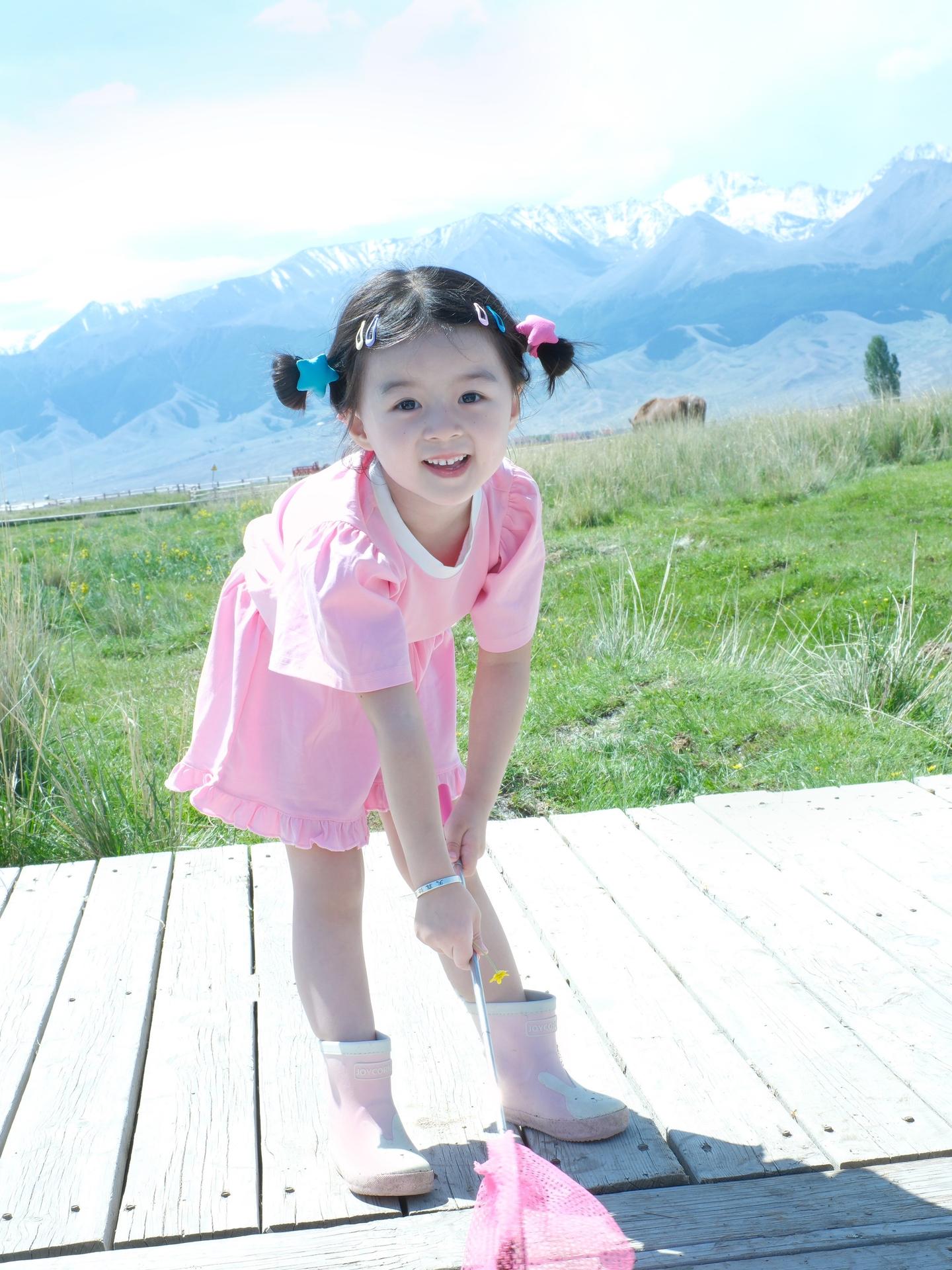 当我生活在新疆哈密🏔️ 又生了个女儿。就会得到 无数的人生照片🫶?...