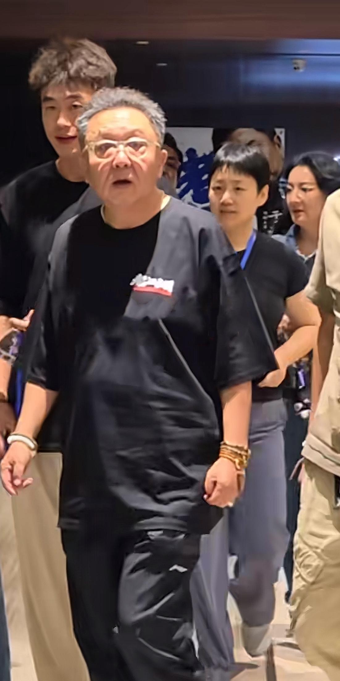 于谦妻子白慧明现身电影院，参加于谦电影首映礼，谦嫂穿搭低调但气质出众气色好！于谦