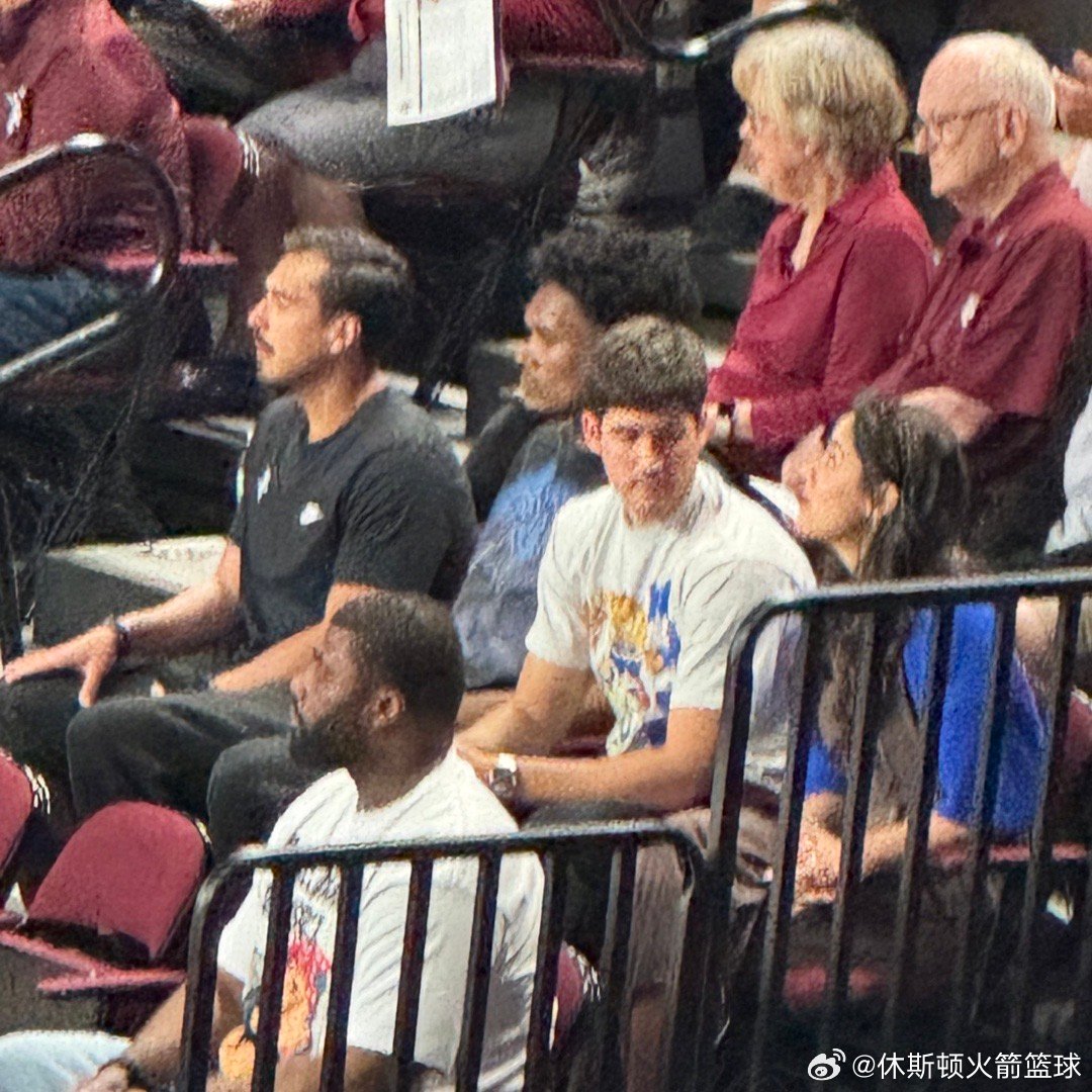 前肯塔基大学后卫里德·谢泼德和他的休斯顿火箭队队友阿门·汤普森今晚来到里德球馆，