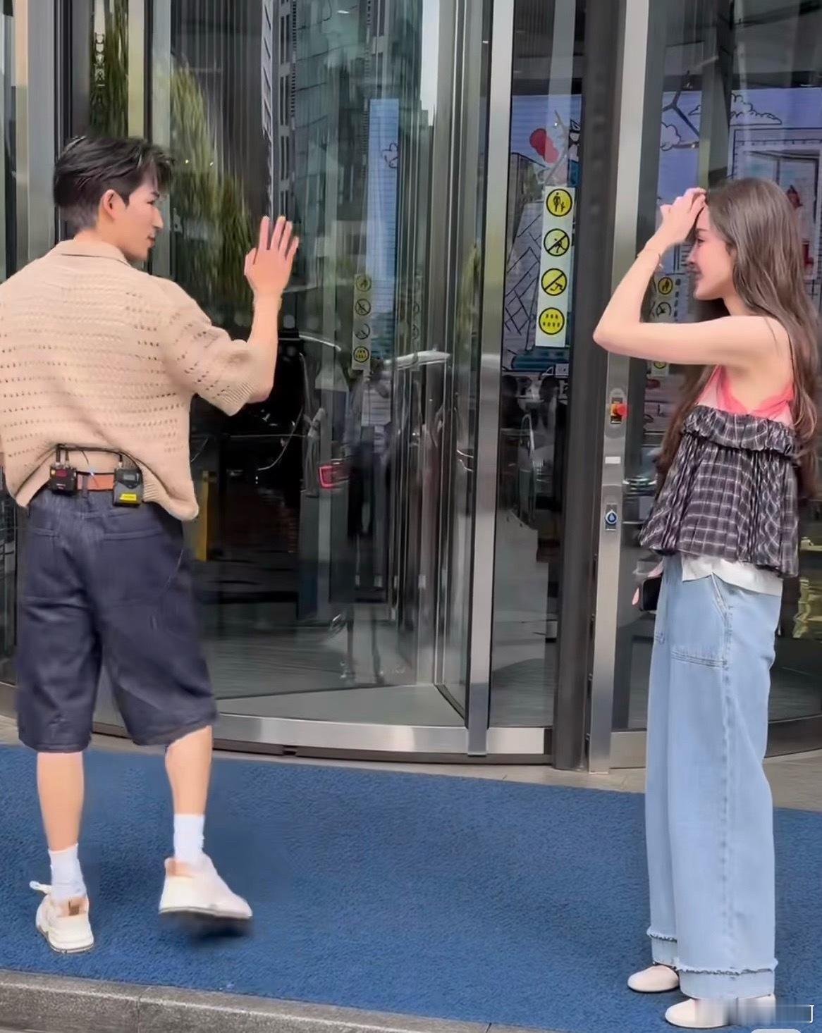 娜扎王星越一起录花少纠正一下哦，娜扎并不是本季《花少8》正式常驻嘉宾，只是节目特