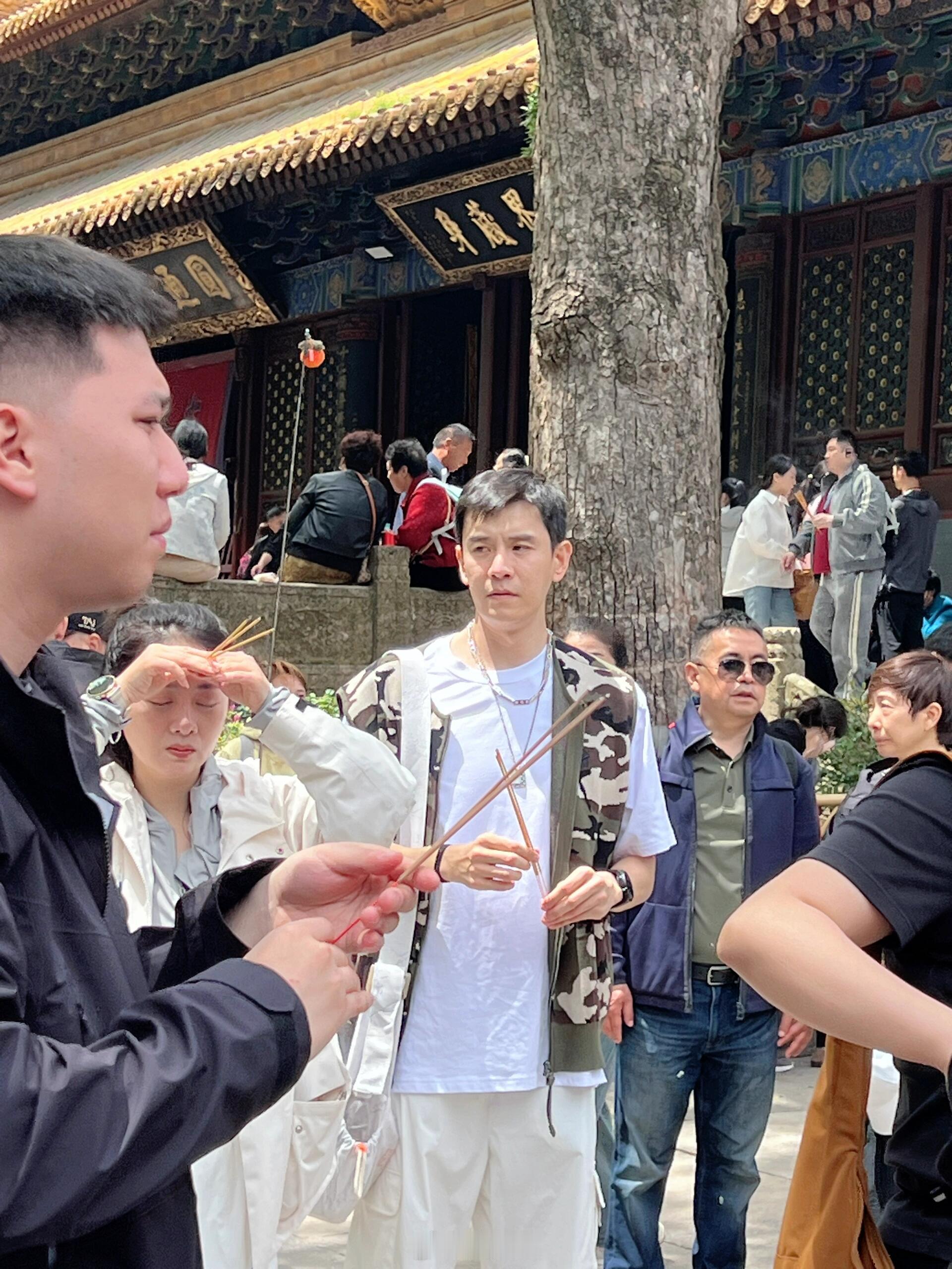 普陀山偶遇李琳经超夫妇 今日普陀山偶遇二人同行，全程安静礼佛，小李琳拜佛流程完整