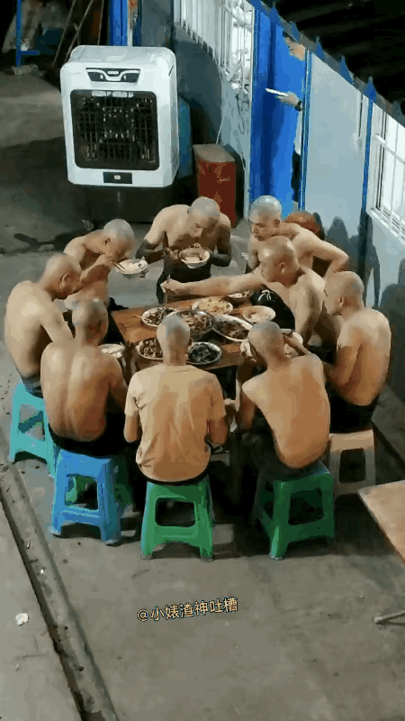 难得一见的吃饭场面，密密麻麻全是光头，看了半天不知有多少人，细细一数，原来是九个