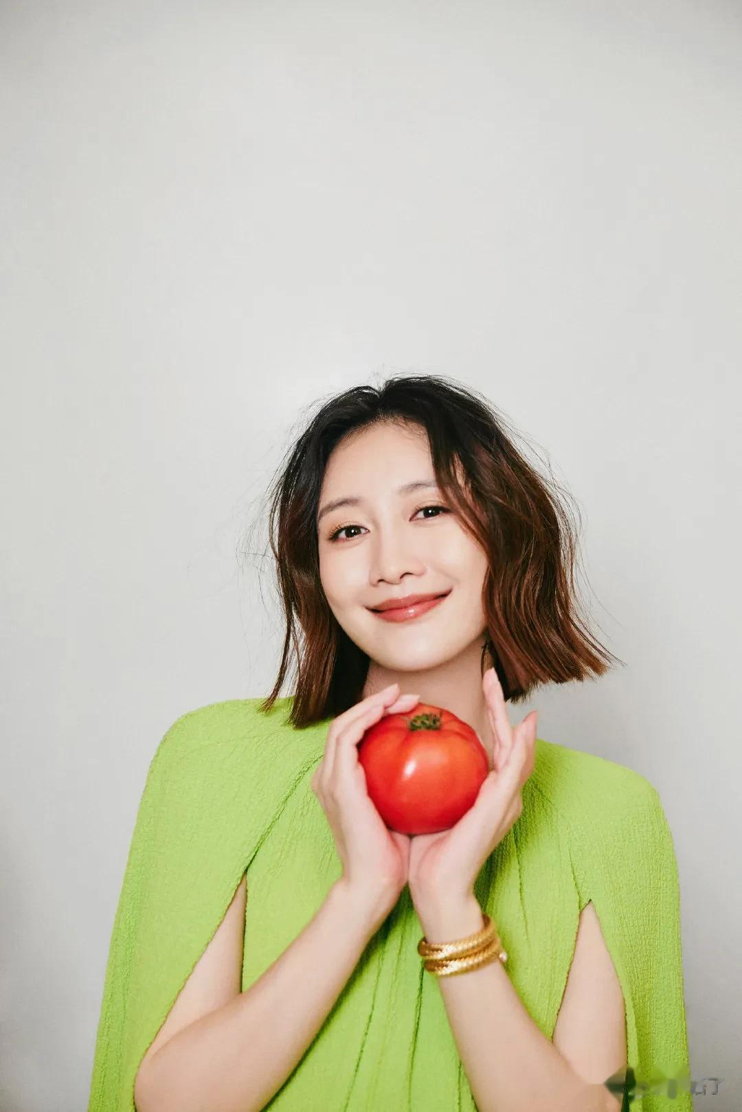 知名娱记发文说王鸥还有一两个月就生宝宝了，原来她和何九华还在一起。
不知真假！

