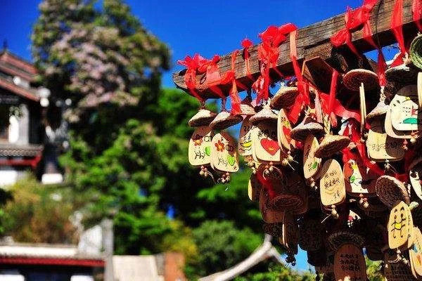 丽江夏天之出游攻略丽江的夏天气温一般在10℃——27℃之间变化，早晚温差大。一、
