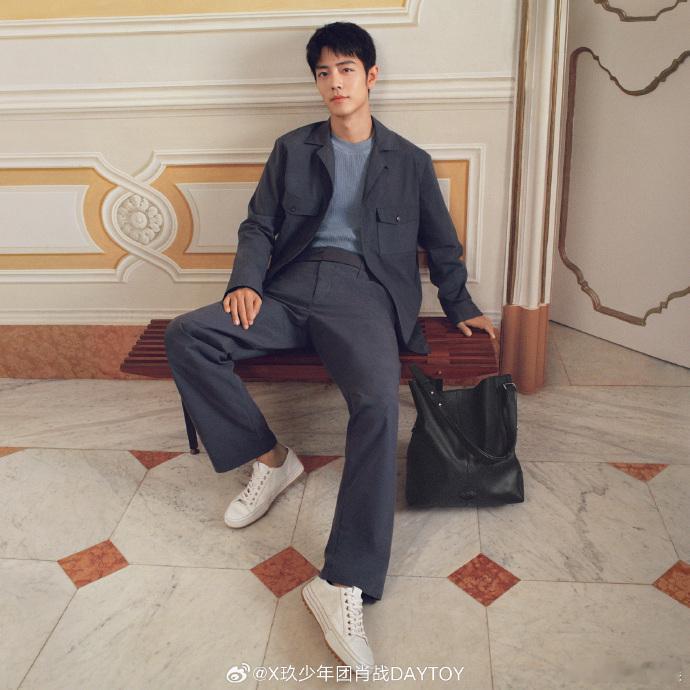 肖战致意生活愉悦美好  肖战粼粼波光闪亮映衬生活的美好 家人们，看到肖战在这美好