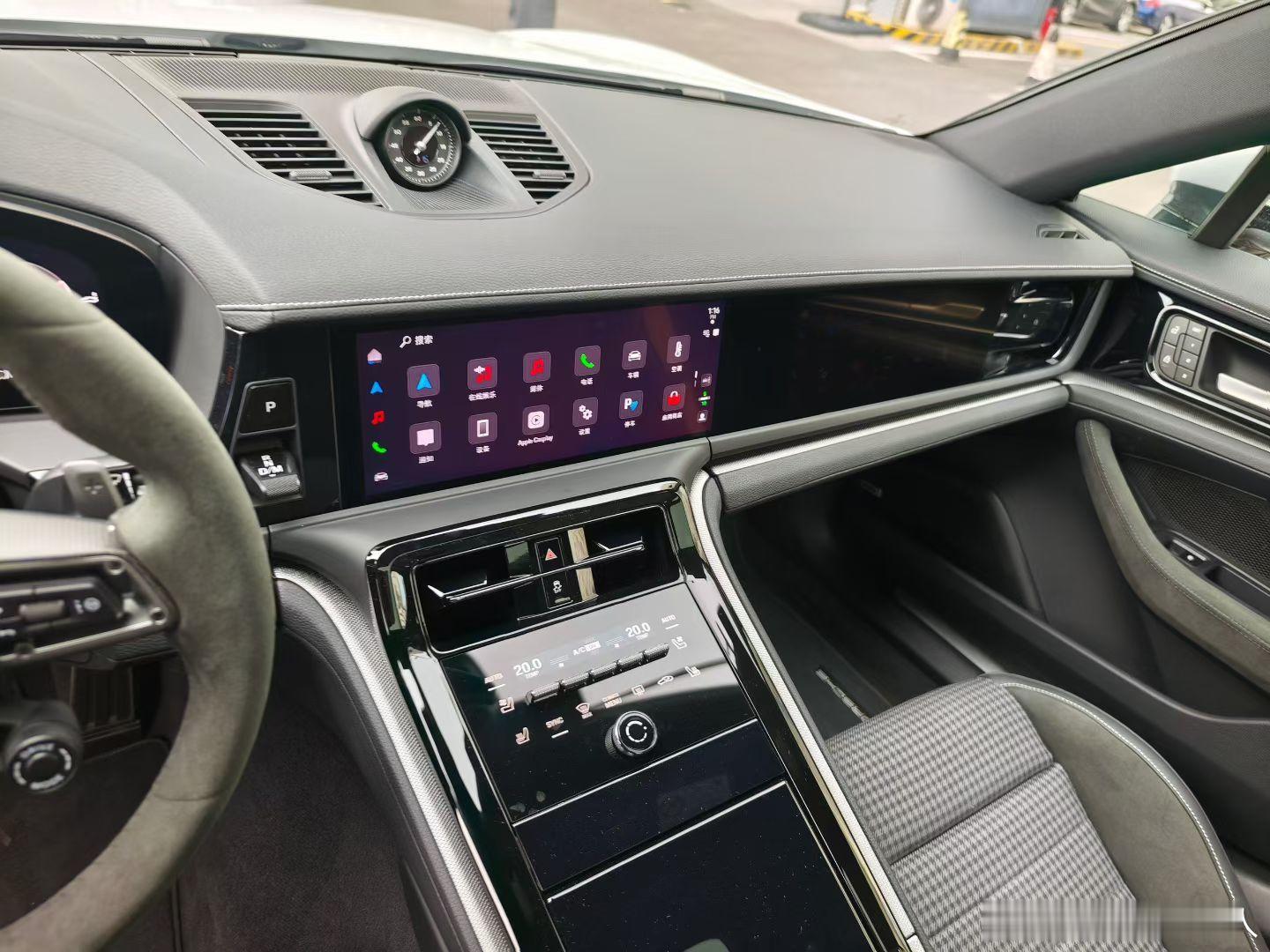 保时捷帕梅拉，26年，3000公里准新，千鸟格内饰 副驾驶屏幕 碳纤维方向盘 S