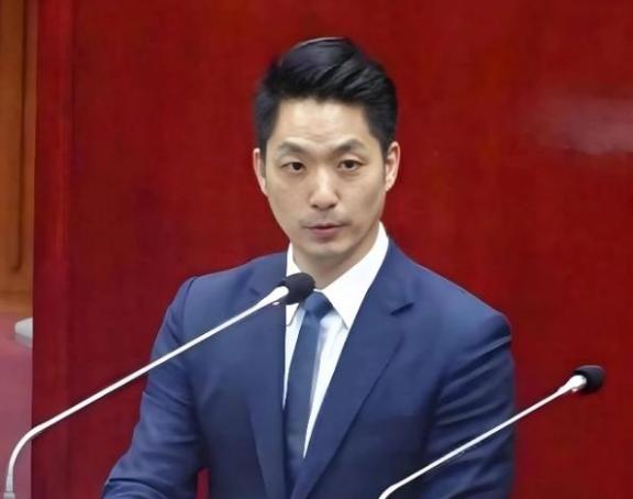 台北市市长、蒋介石的曾孙蒋万安直接把话撂下了！他当着媒体的面斩钉截铁地表示，自己