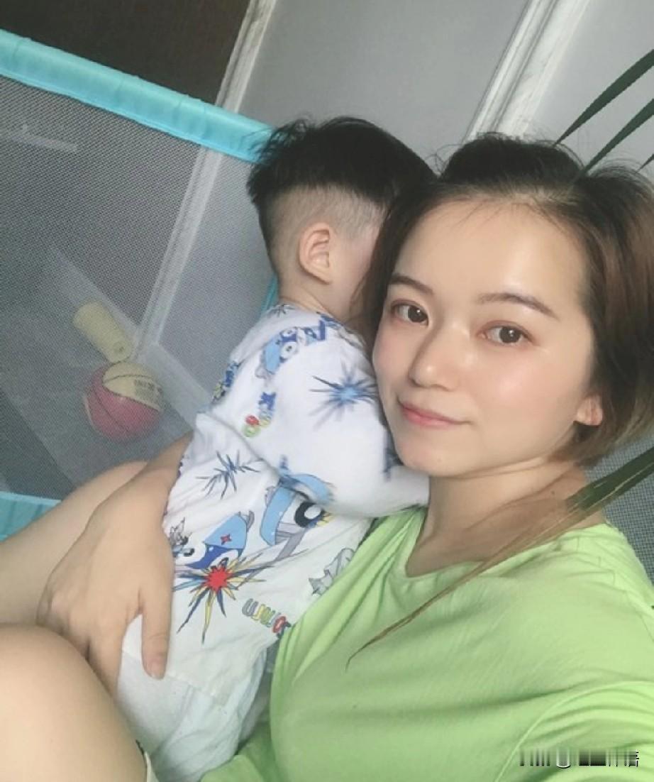 中国的宝妈们有多累？

中国的大多数宝妈，把自己活成了钢铁侠。不亲自带娃的人，可