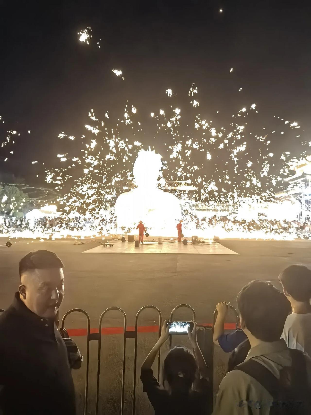 今天参观白鹿原影视城，打铁花节目确实经常，不过，也有几份危险。