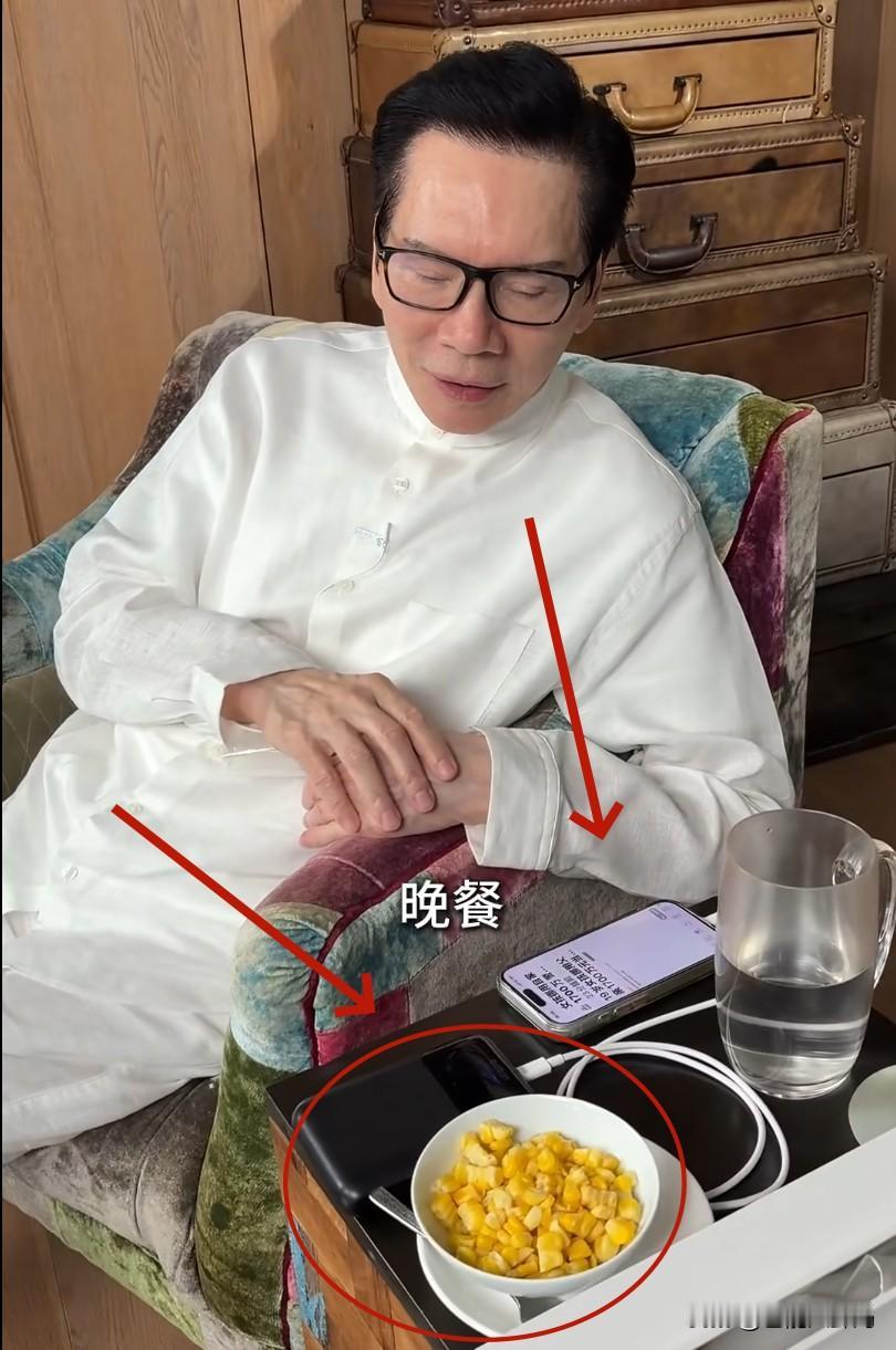 78岁向华强说：“我晚餐只吃半碗玉米。”
他通常下午5点吃晚饭，之后就不再进食，