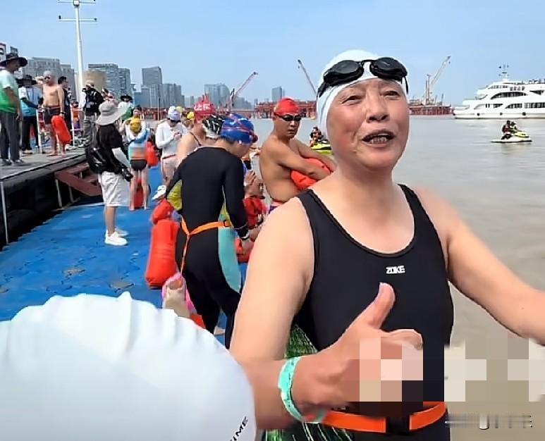 7月19日，浙江杭州，68岁的阿姨第二次前来横渡钱塘江，她说她从13岁便开始游泳