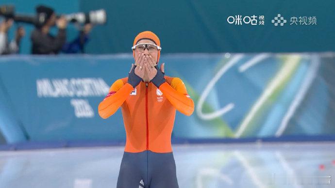 舒尔廷米兰冬奥会首秀 速度滑冰女子1000米决赛，第一组荷兰名将舒尔廷出战，滑出