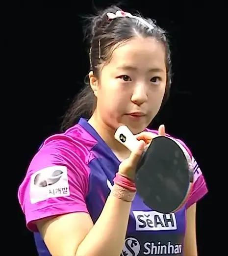 申裕斌为啥不如张本美和？
申裕斌初出茅庐时也有惊艳表现，如曾打伊藤美诚11：0，