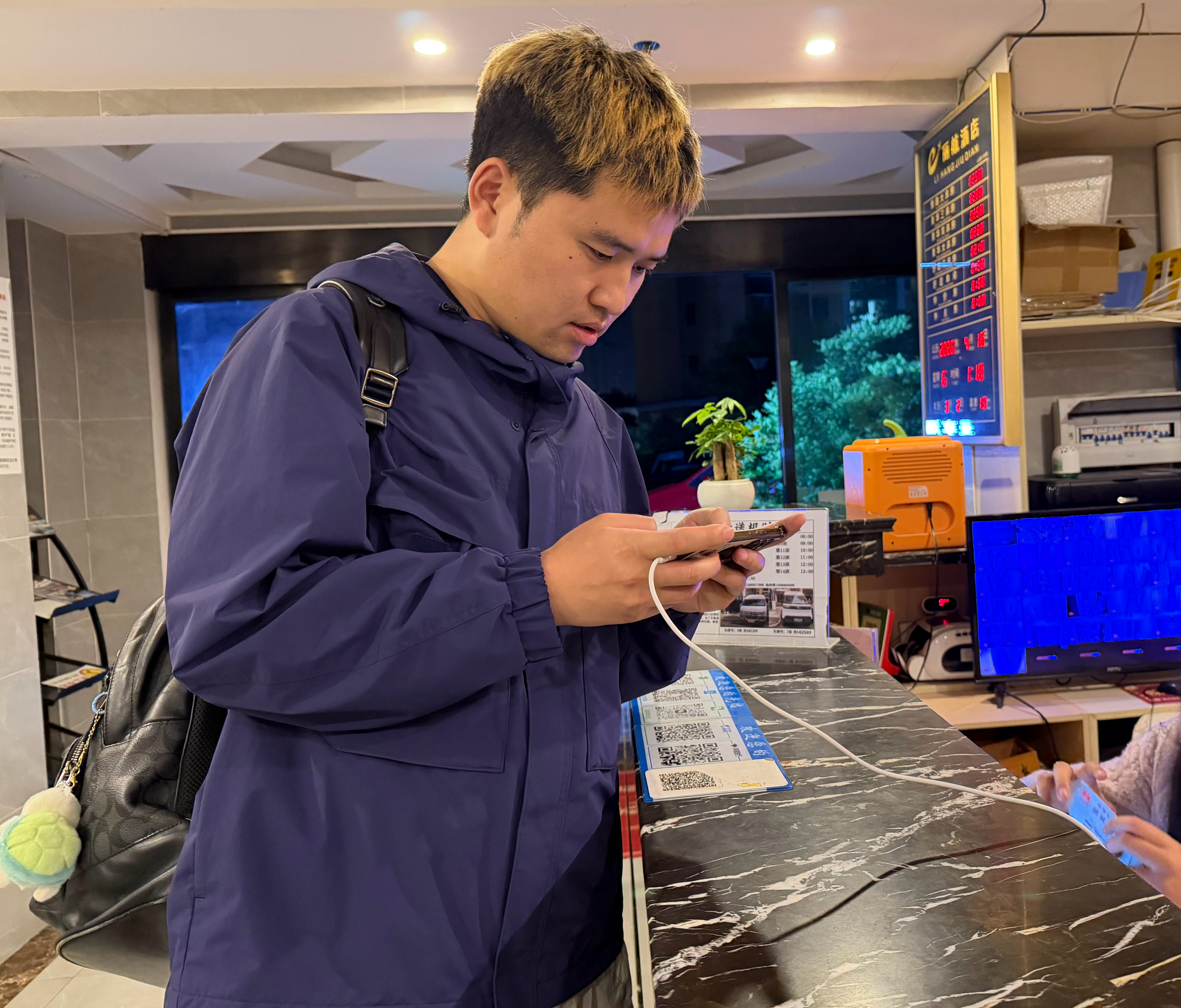落地贵阳刚到酒店我把身份证递给前台小姐姐她顺手也把自己的手机递给我让我帮她接力打
