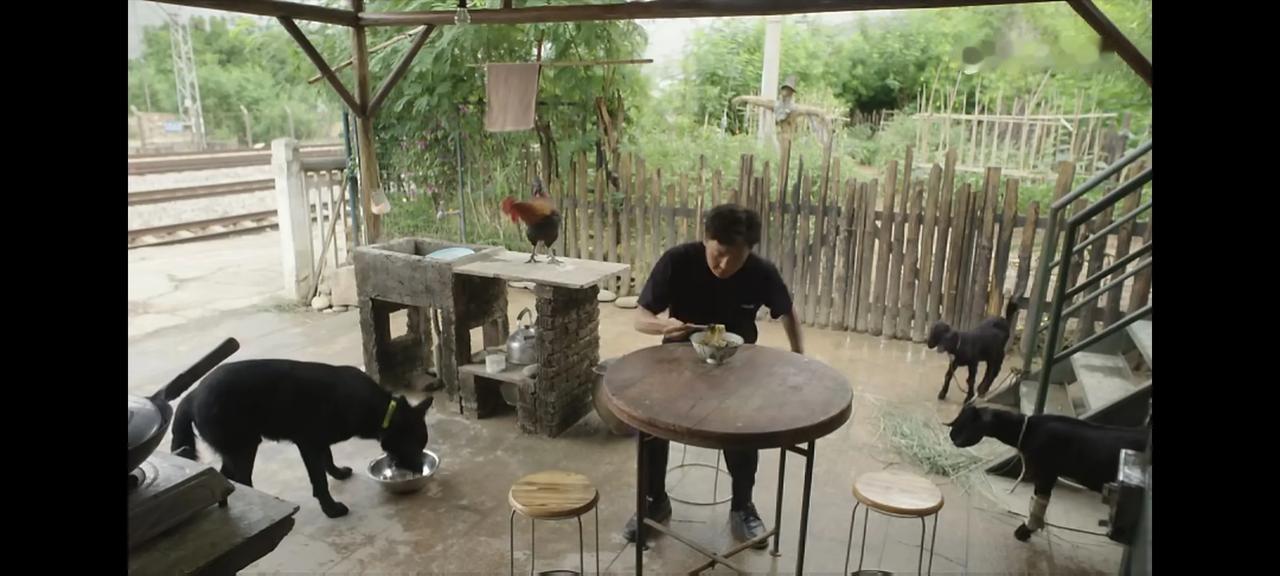 《驻站》常胜一家三口的名字很有意思。

儿子常小勇，愚意有点勇敢。老婆周颖，愚意