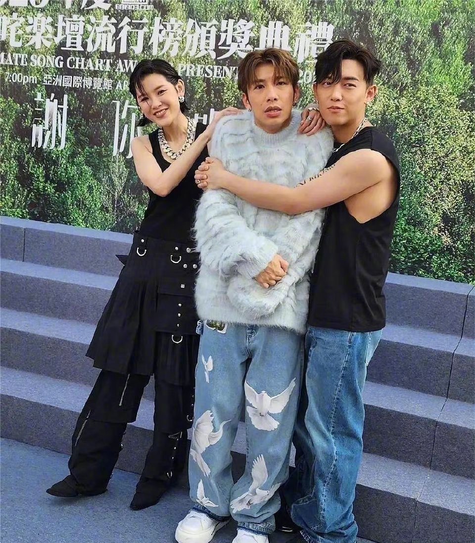 #突然理解为什么姜涛是顶流了#香港娱乐圈，完蛋了，这都是些什么呀…… ​​​