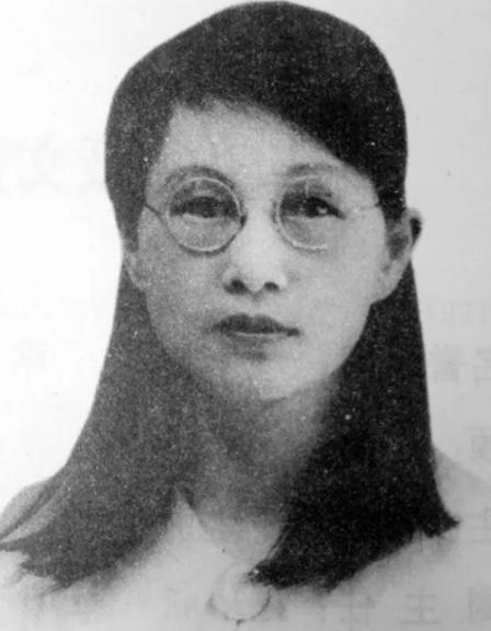 1909年，16岁的白薇正在打扫庭院，丈夫抄起板凳，就砸向她的后背，白薇见状忙往