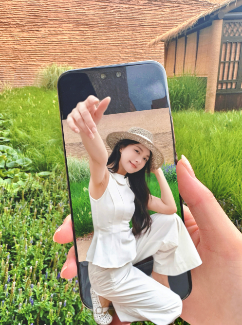把旅行地特产当道具，抱着椰子拍“举 铁”大片，这样的旅行谁能不爱一生要出片的年轻