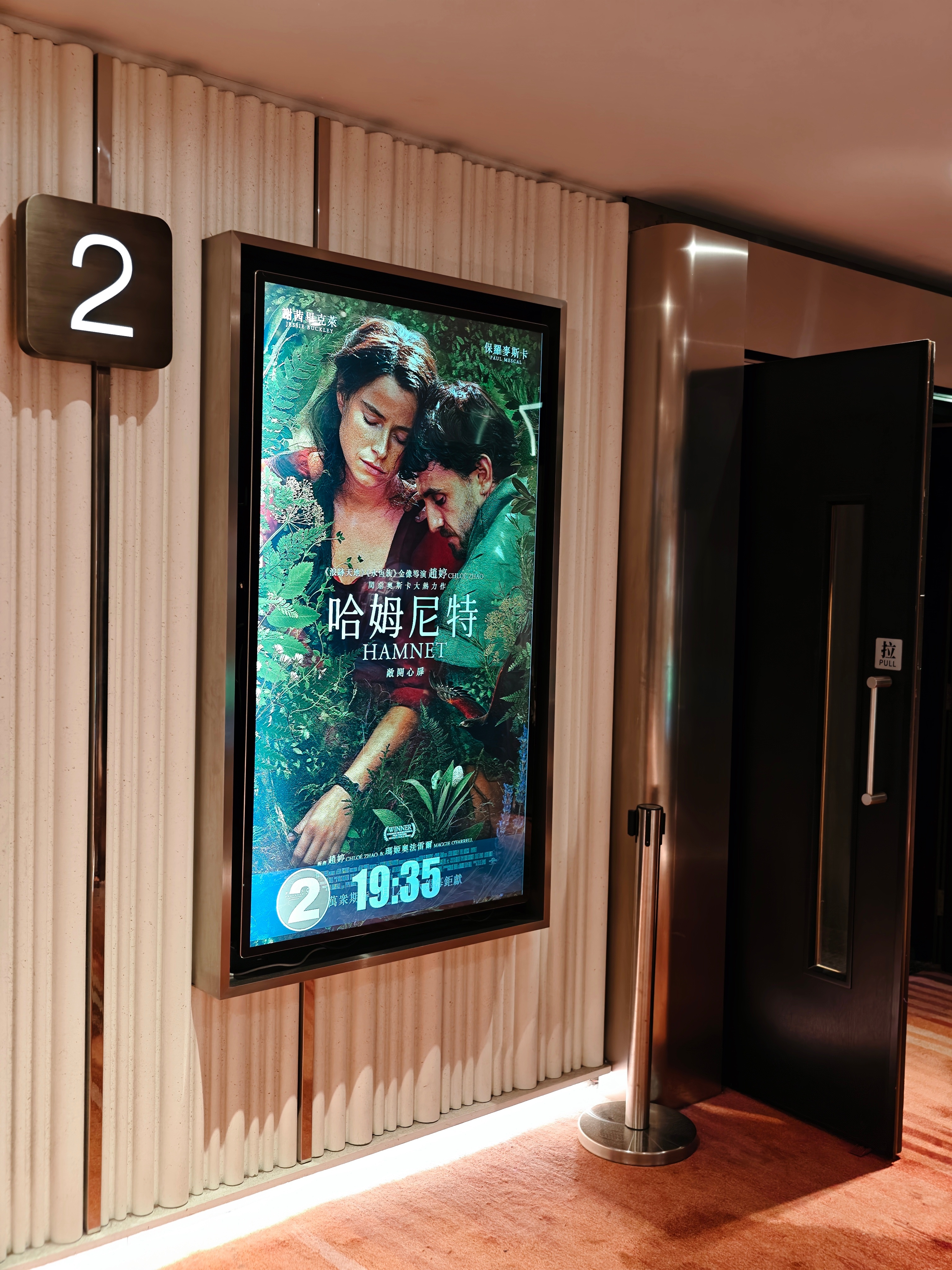 终于看上了《哈姆奈特》，赵婷真的很会拍电影，这次就用很实在的具体的情感来呈现莎士