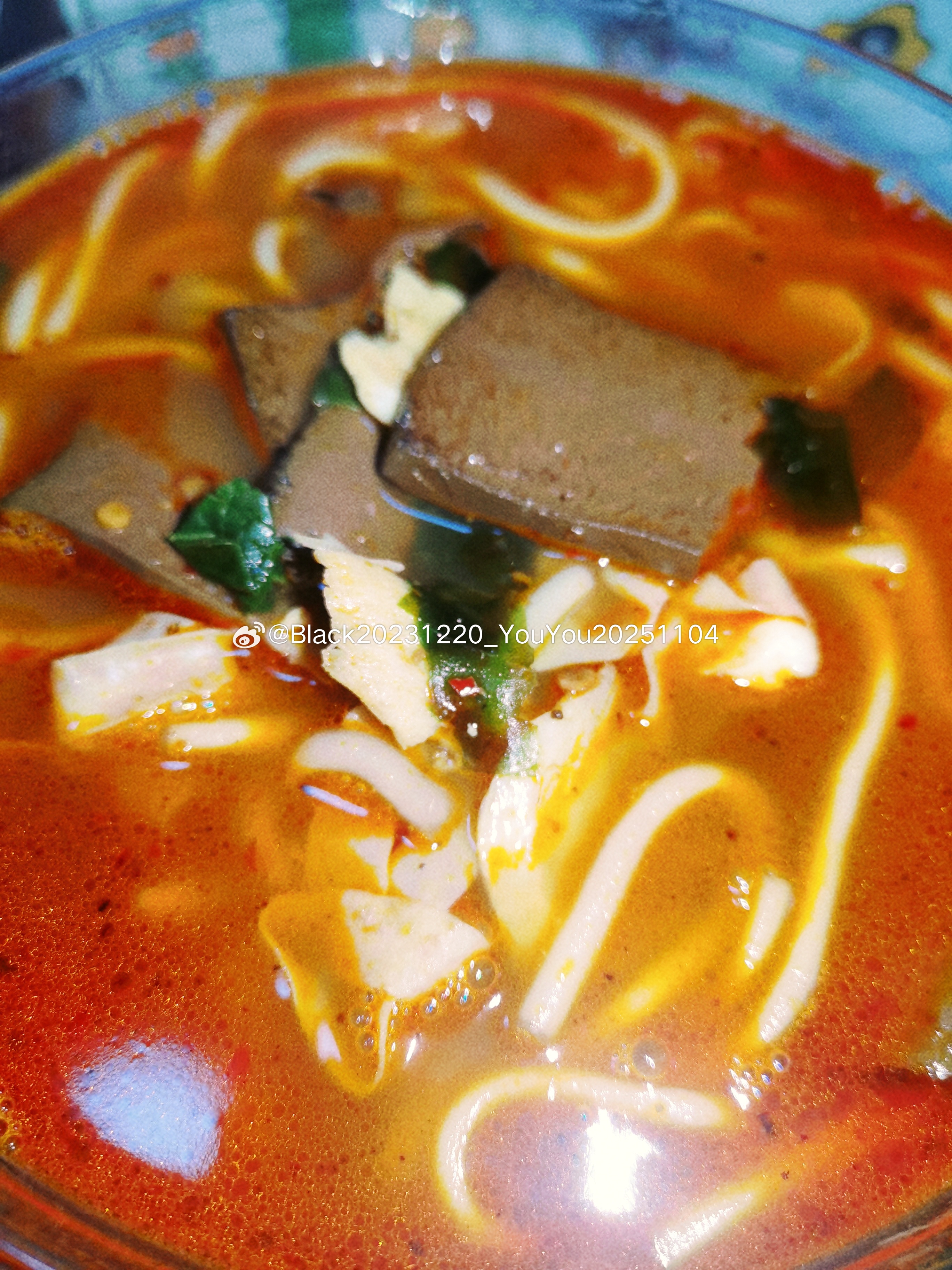 晚饭还是想吃土豆粉煮好之后 以为他只加了我爱吃的鸡胸肉结果用筷子一搅和底下居然还