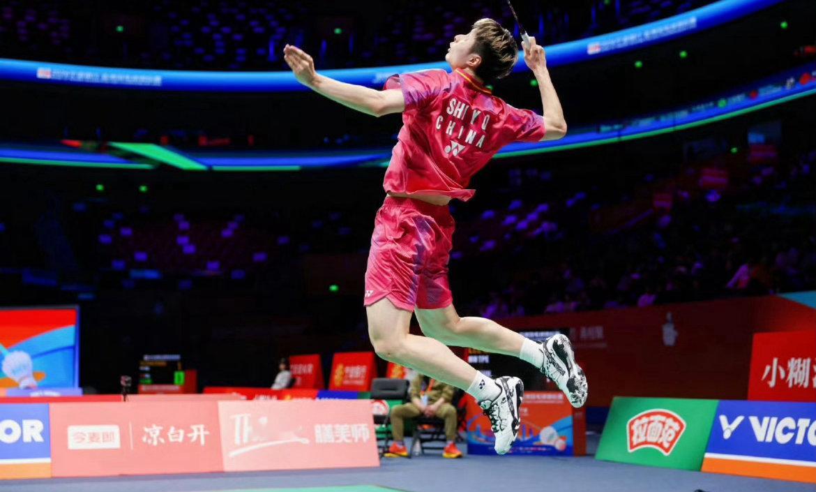 石宇奇亚锦赛再现“石一劈”！招牌杀球燃炸全场，顺利晋级下一轮石宇奇再现石一劈20