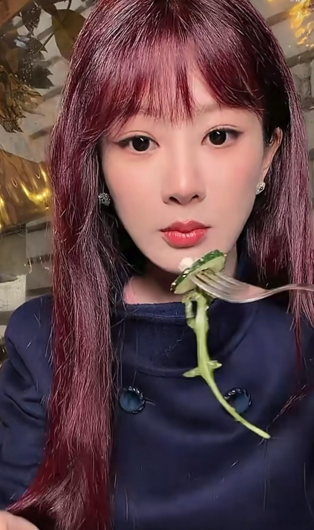 真🍉杨紫直播说她下部戏没有接，要休息💤综艺也没有 