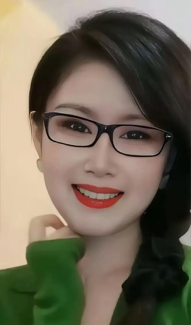 天净沙·佳人风采
天仙貌似貂蝉，
玉环闭月娇颜。
国色姿容照展。
山川堪盼，
待