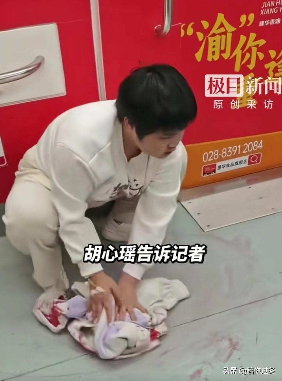 22岁女孩患重病地铁上吐血，用衣服擦净！
太让人心疼了，患肾衰竭，拒绝2次男友求